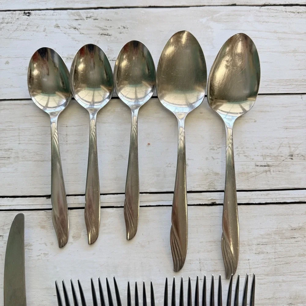Oneida Flatware Set of 12 Piece Silver Stainless Steel‎ MCM Swirl Leaf Pattern